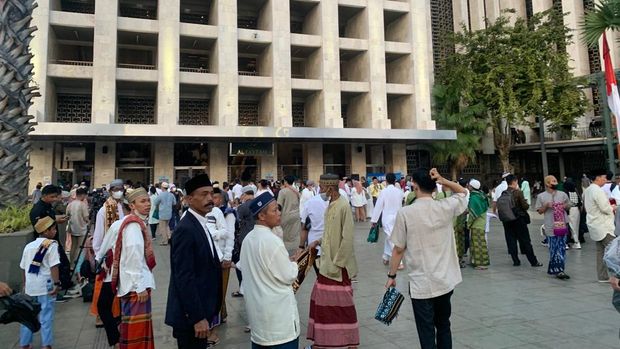 Suasana MasjId Istiqlal ramai didatangi jemaah yang hendak menunaikan Salat Id 1444 h, Sabtu (22/4/2023).