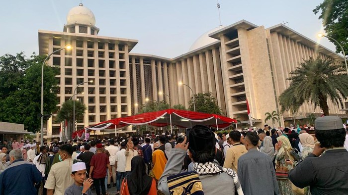 Suasana MasjId Istiqlal ramai didatangi jemaah yang hendak menunaikan Salat Id 1444 h, Sabtu (22/4/2023).