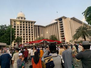 Suasana Warga Berdatangan Antre Masuk Masjid Istiqlal Jelang Salat Id
