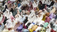 Jemaah tampak khusyuk melaksanakan salat Idul Fitri di masjid terbesar di Asia Tenggara tersebut.