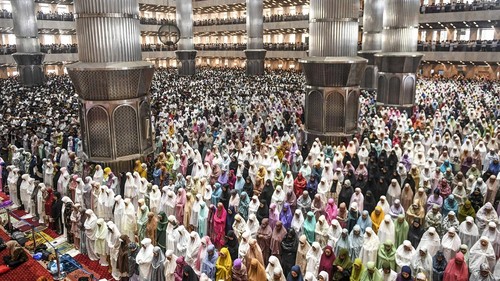 Masjid Istiqlal merupakan salah satu lokasi salat Idul Fitri di Jakarta, Sabtu (22/4). Masjid itu pun kembali dipenuhi jemaah yang menunaikan salat Idul Fitri.