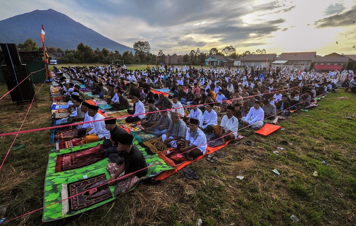 Umat Islam bersiap menunaikan Shalat Idul Fitri di lapangan Gunung Labu dengan latar belakang Gunung Kerinci, Jambi, Sabtu (22/4/2023). Pelaksanaan Shalat Idul FItri 1444 Hijriah di daerah itu diikuti ratusan warga muslim. ANTARA FOTO/Wahdi Septiawan/nym.