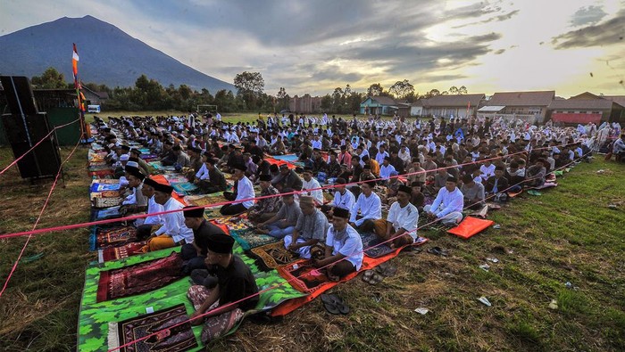 Umat Islam bersiap menunaikan Shalat Idul Fitri di lapangan Gunung Labu dengan latar belakang Gunung Kerinci, Jambi, Sabtu (22/4/2023). Pelaksanaan Shalat Idul FItri 1444 Hijriah di daerah itu diikuti ratusan warga muslim. ANTARA FOTO/Wahdi Septiawan/nym.