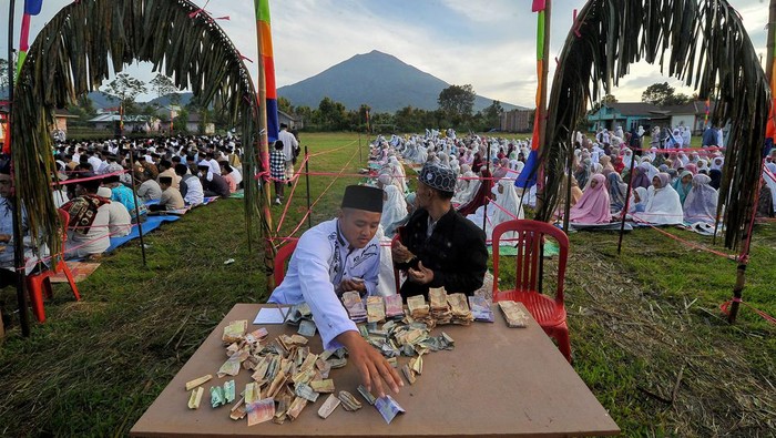 Umat Islam bersiap menunaikan Shalat Idul Fitri di lapangan Gunung Labu dengan latar belakang Gunung Kerinci, Jambi, Sabtu (22/4/2023). Pelaksanaan Shalat Idul FItri 1444 Hijriah di daerah itu diikuti ratusan warga muslim. ANTARA FOTO/Wahdi Septiawan/nym.