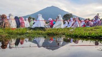 Umat Islam menunaikan salat Idul Fitri di lereng Gunung Kerinci, Jambi, Sabtu (22/4/2023).