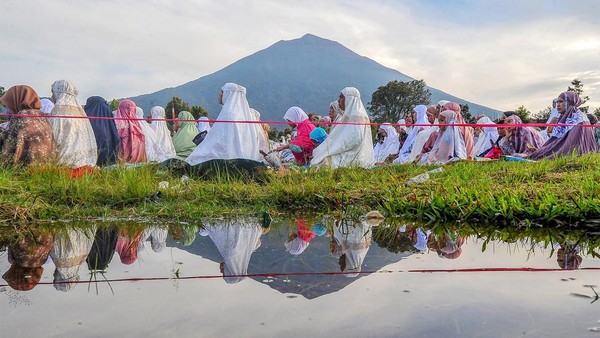 Suasana Salat Idul Fitri di Kaki Gunung Kerinci