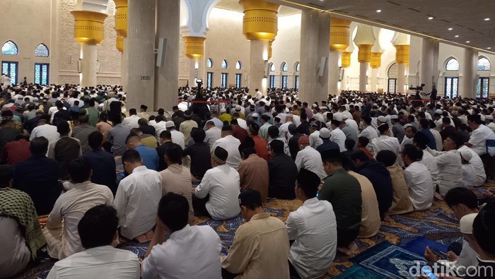 Suasana salat Idul Fitri di Masjid Raya Sheikh Zayed, Solo, Sabtu (22/4/2023).