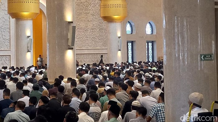 Suasana salat Idul Fitri di Masjid Raya Sheikh Zayed, Solo, Sabtu (22/4/2023).