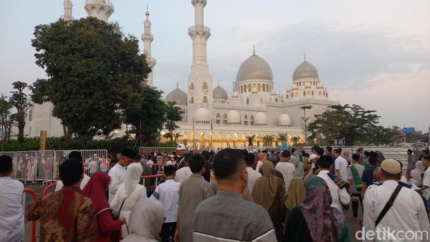 Suasana salat Idul Fitri di Masjid Raya Sheikh Zayed, Solo, Sabtu (22/4/2023).
