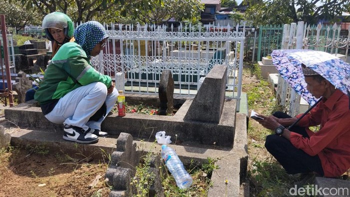 Suasana ziarah kubur di TPU Panaikang, Kota Makassar, Sulsel.