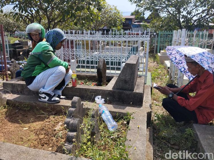 Suasana Ziarah Kubur di TPU Panaikang Makassar saat Momen Lebaran