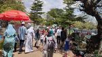 Suasana Ziarah Kubur di TPU Panaikang Makassar saat Momen Lebaran