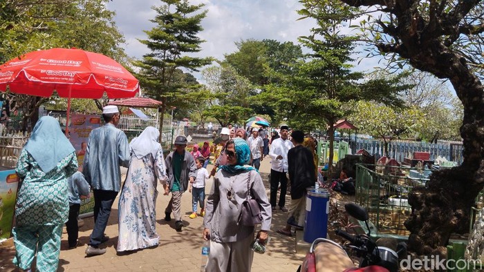 Suasana ziarah kubur di TPU Panaikang, Kota Makassar, Sulsel. Suasana ziarah kubur di TPU Panaikang, Kota Makassar, Sulsel.