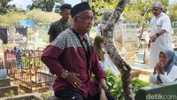 Foto: Petugas kebersihan di TPU Panaikang Makassar yang menerima jasa pembersihan makam dari pengunjung. (Ihksan Bayu/detikSulsel)