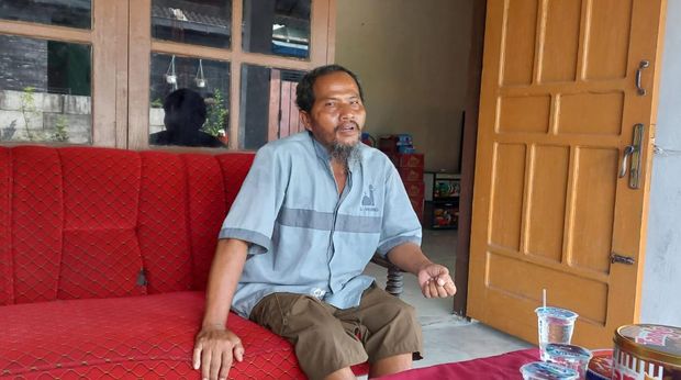 Sukino (50) warga Dusun Ceplukan, Desa Wonorejo, Kecamatan Gondangrejo, Karanganyar.