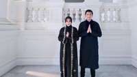 Reino Barack selalu menyamakan dengan gaya busana Syahrini. Foto: instagram