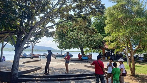 Pengunjung wisata Teluk Gilimanuk, Kecamatan Melaya, Kabupaten Jembrana mulai berdatangan saat libur Lebaran 2023, Sabtu (22/4/2023).