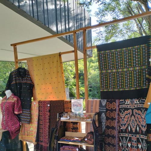 Tenun Fashion Bazar selama libur Lebaran di halaman Goa Batu Cermin Labuan Bajo.