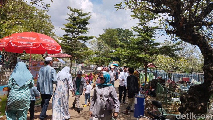 TPU Panaikang Makassar dipadati peziarah saat Hari Raya Idul Fitri 2023.
