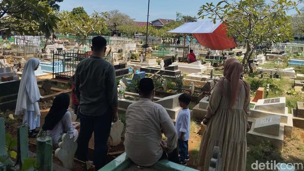 TPU Panaikang Makassar dipadati peziarah saat Hari Raya Idul Fitri 2023.