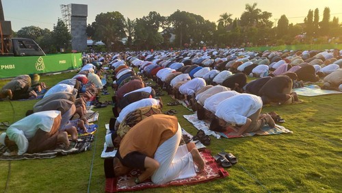 Umat muslim di Buleleng melaksanakan salat Id di Lapangan Ngurah Rai, Taman Kota Singaraja, Sabtu (22/4/2023).