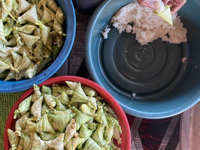 Unggahan wanita yang menceritakan bisnis ketupat orang tuanya mengalami kerugian karena ketupat busuk dan berjamur jelang lebaran.