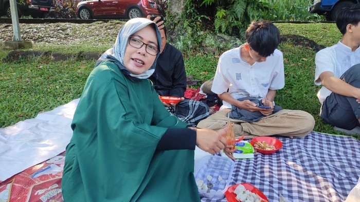 Usai menunaikan Salat Id di Kebun Raya Bogor, warga gelar tikar lalu piknik, Sabtu (22/4/2023).