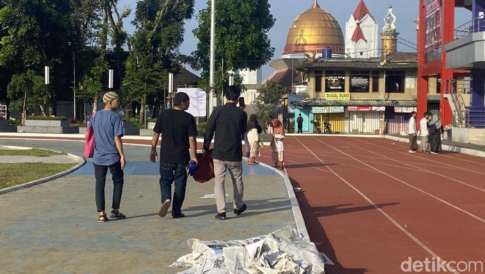 Usai Salat Id, Sampah Koran Berserakan di Lapang Merdeka Sukabumi