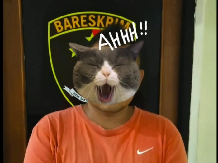 Video pria menyiksa kucing dengan cara mementung menggunakan kayu berkali-kali viral di medsos. Pria itu terlihat memukul dengan cukup keras. (dok IG Polrestabes Semarang)