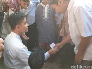 Usai Salat Id, Gibran Bagi-bagi Uang Fitrah di Balai Kota Solo