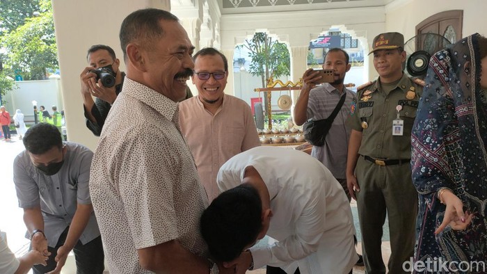 Wali Kota Solo Gibran Rakabuming Raka mencium tangan mantan Wali Kota Solo FX Hadi Rudyatmo saat open house di rumah dinas Loji Gandrung, Sabtu (22/4/2023)