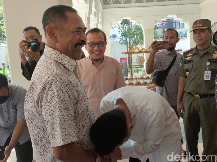 Wali Kota Solo Gibran Rakabuming Raka mencium tangan mantan Wali Kota Solo FX Hadi Rudyatmo saat open house di rumah dinas Loji Gandrung, Sabtu (22/4/2023)