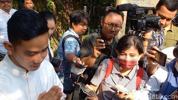 Wali Kota Solo Gibran Rakabuming Raka saat ditemui wartawan di Wedangan Padmosustran, Kota Solo, Sabtu (22/4/2023).