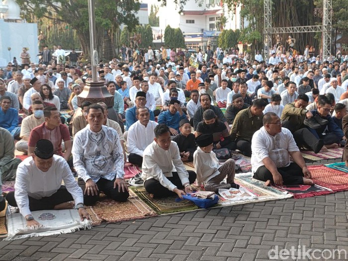 Wali Kota Solo Gibran Rakabuming Raka salat Idul Fitri di Balai Kota Solo bersama istrinya, Selvi Ananda dan anak sulungnya, Jan Ethes Srinarendra, Sabtu (22/4/2023).