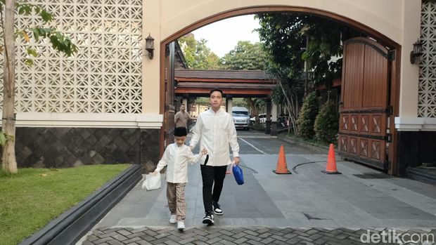 Wali Kota Solo Gibran Rakabuming Raka salat Idul Fitri di Balai Kota Solo bersama istrinya, Selvi Ananda dan anak sulungnya, Jan Ethes Srinarendra, Sabtu (22/4/2023).