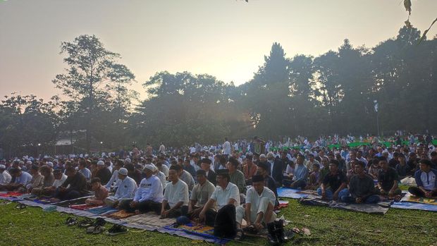 Warga datangi Kebun Raya Bogor untuk Salat Idul Fitri
