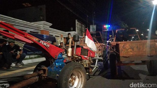 Warga Majalengka pakai traktor saat malam takbiran sambut Lebaran