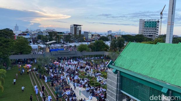 Warga memadati Masjid Al Markaz Al Islami. Nur Ainun/detikSulsel