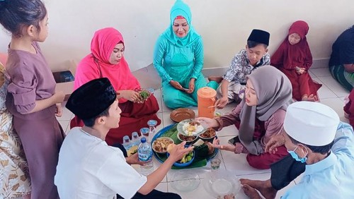 Warga muslim di Kampung Sindu, Desa Keramas, Kecamatan Blahbatuh, Gianyar, Bali, merayakan Idul Fitri 1444 Hijriah dengan magibung.