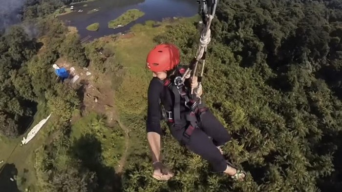 Wisatawan saat menjajal flying fox membelah danau Situ Gunung