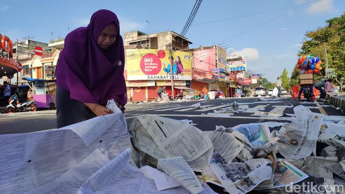 Yeyen dan keluarganya mengais rezeki dari koran bekas salat Idul Fitri di Ciamis, Sabtu (22/4/2023).