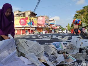 Kisah Satu Keluarga di Ciamis Mengais Rezeki dari Sisa Salat Id