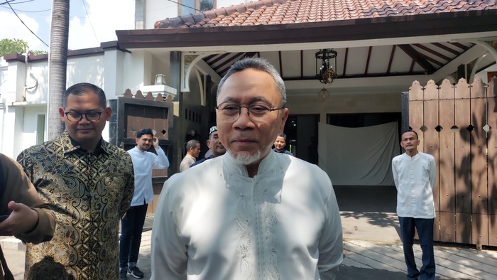Menteri Perdagangan (Mendag) sekaligus Ketum PAN Zulkifli Hasan atau Zulhas tak mengadakan open house Hari Raya Idul Fitri 1444 H atau Lebaran 2023 di kediamannya. Zulhas hanya menerima kerabat hingga elite PAN di rumah pribadinya.