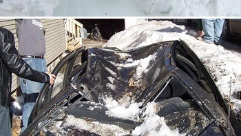 Siapa sangka bongkahan es dari salju akan seberat itu dan menghancurkan atap mobil? Foto: mikemike26 via Bored Panda  