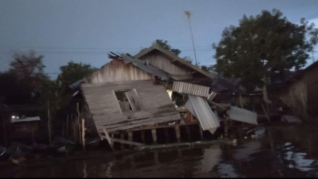 35 rumah di Tapin, Kalsel, hancur ditabrak kapal tongkang.