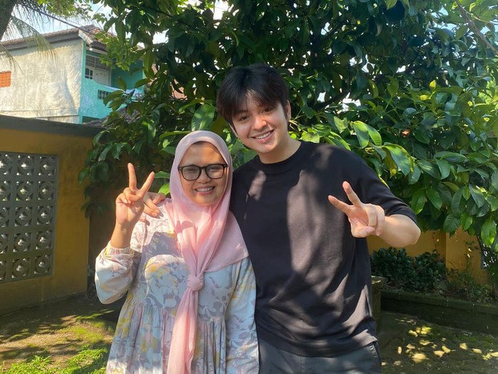 Artis nasional Angga Aldi Yunanda (kanan) saat berfoto dengam fansnya Reivinka (kiri), Minggu (23/4/2023).