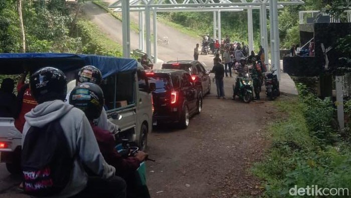 Antrean di Pintu Masuk Permandian Lejja Soppeng, Sulawesi Selatan.