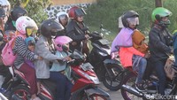 Over kapasitas penumpang sepeda motor di jalur Nagreg. (Foto: Wisma Putra/detikJabar) 