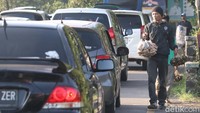 Kepadatan arus lalu lintas di jalur Nagreg dimanfaatkan oleh sejumlah pedagang yang menjajakan makanan. (Foto: Wisma Putra/detikJabar) 