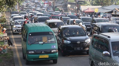 Pemudik Lokal Padati Jalur Nagreg Bandung H+1 Lebaran